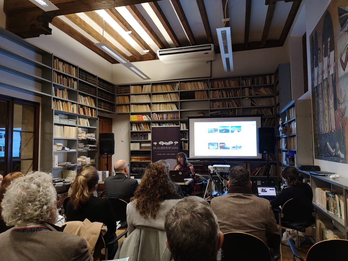 ForumSocCivil's tweet photo. Sala plena per escoltar na Núria Albet de @LPRenovable que ens parla de les experiències a Canàries per fer front al canvi climàtic

🗣Diàlegs entre la societat civil de les illes que inspiren! Podeu seguir-lo al nostre canal de Youtube https://t.co/El2yfyqGRV