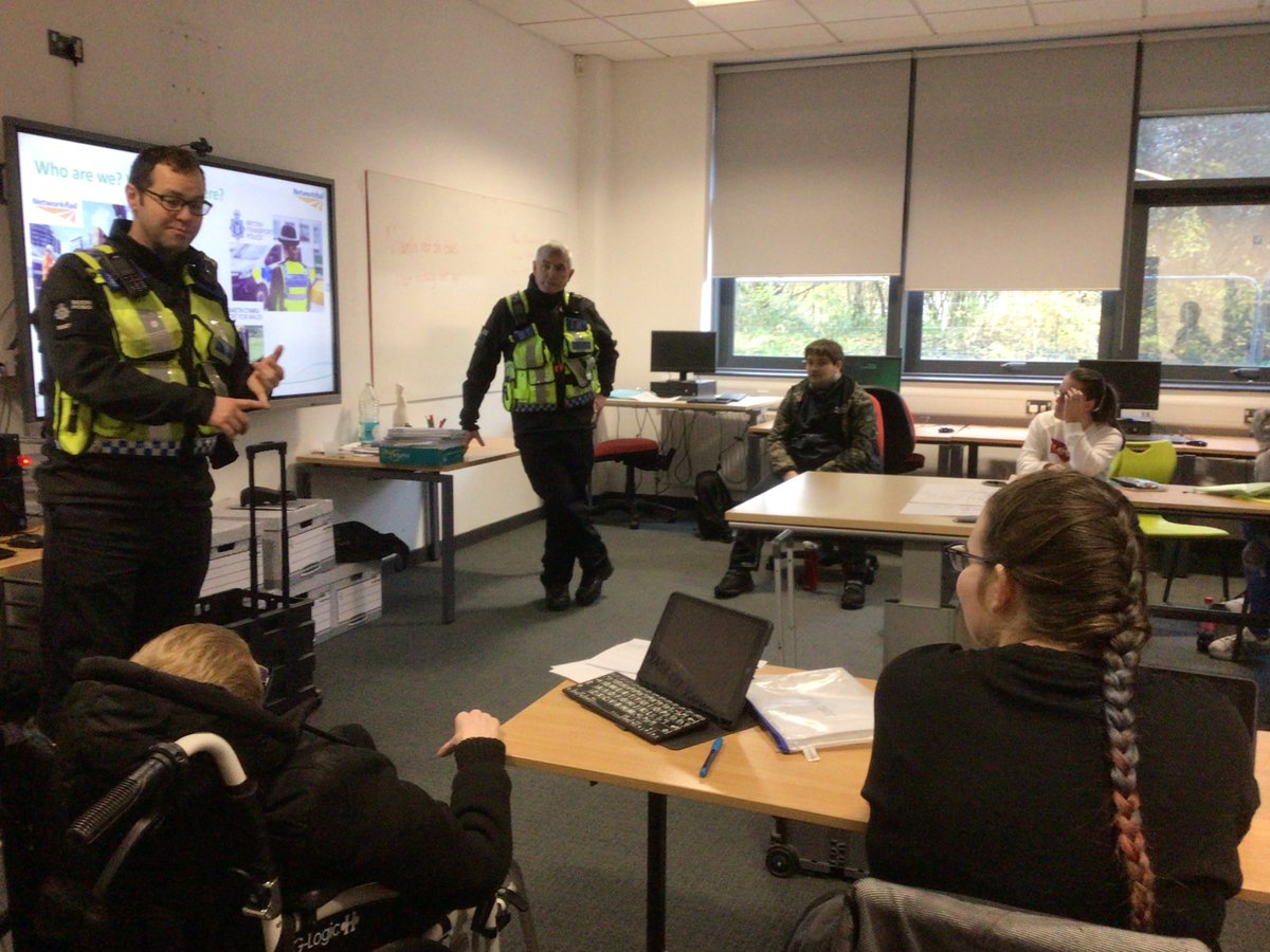 Cwrs Llwybrau Galwedigaethol, Nantgarw
Vocational Pathways Course, Nantgarw
Heddlu Trafnidiaeth Prydeinig yn siarad am sut i gadw'n ddiogel ar y rheilffordd.
British Transport Police talking about how to keep safe on the railway. <a href="/CyC_Foundation/">Cymoedd Foundation</a> <a href="/ALP_Cymoedd/">ALP @ Coleg Y Cymoedd</a> @ColegyCymoedd