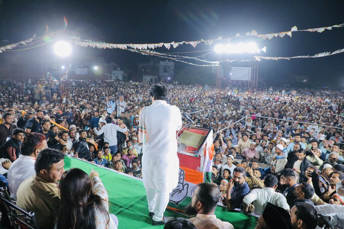 ShayarImran's tweet photo. हम भी दरिया हैं हमें अपना हुनर मालूम है
जिस तरफ़ भी चल पड़ेंगे रास्ता हो जायेगा।

आज गोधरा की जनसभा में उमड़ा जनसैलाब।
@INCGujarat @RaghusharmaINC 
#CongressAaveChe https://t.co/cGO1nIMK7V