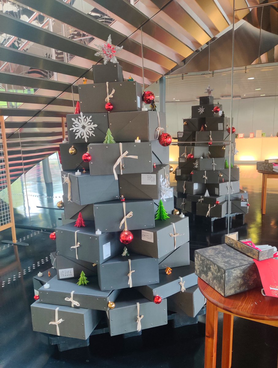 Et si on lançait un concours de sapins en boîtes archives ? #archisapin Qui pour concurrencer celui des <a href="/Archivesdalsace/">Archives d'Alsace</a> à #Strasbourg , capitale de Noël ? <a href="/ArchivesStras/">Archives Strasbourg</a> ?