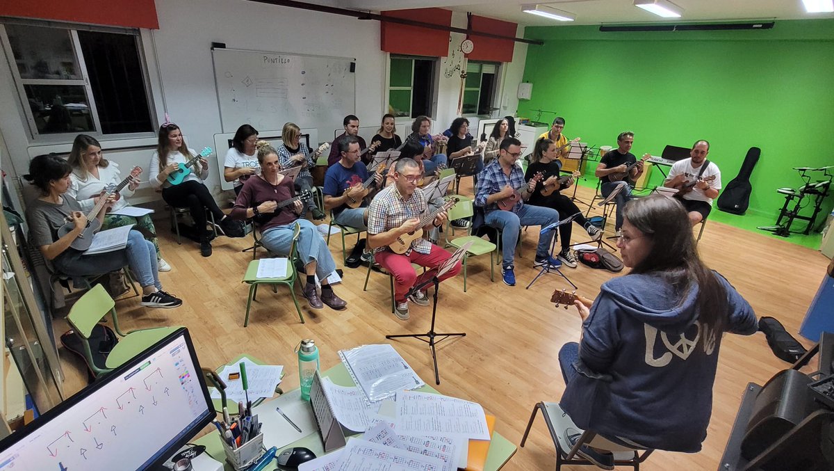 Hace ya un mes que terminamos nuestro curso de iniciación al ukelele en el que nuestros amigos <a href="/elprofemusical/">ÁngelProfeDeMúsica</a> y <a href="/BeaSerranoR79/">Beatriz Serrano Rodriguez</a> nos enseñaron punteo, acordes y... ¡mucho ritmo!