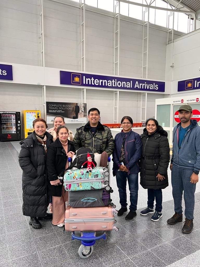 Gateshead_NHS's tweet photo. A very special visitor hitched a lift with our new international nurses today after landing at Newcastle Airport from The North Pole! ❄️☃️
Keep an eye on our social channels to see where Ben Elfvis ends up next 👀 https://t.co/sBcn68KJk2