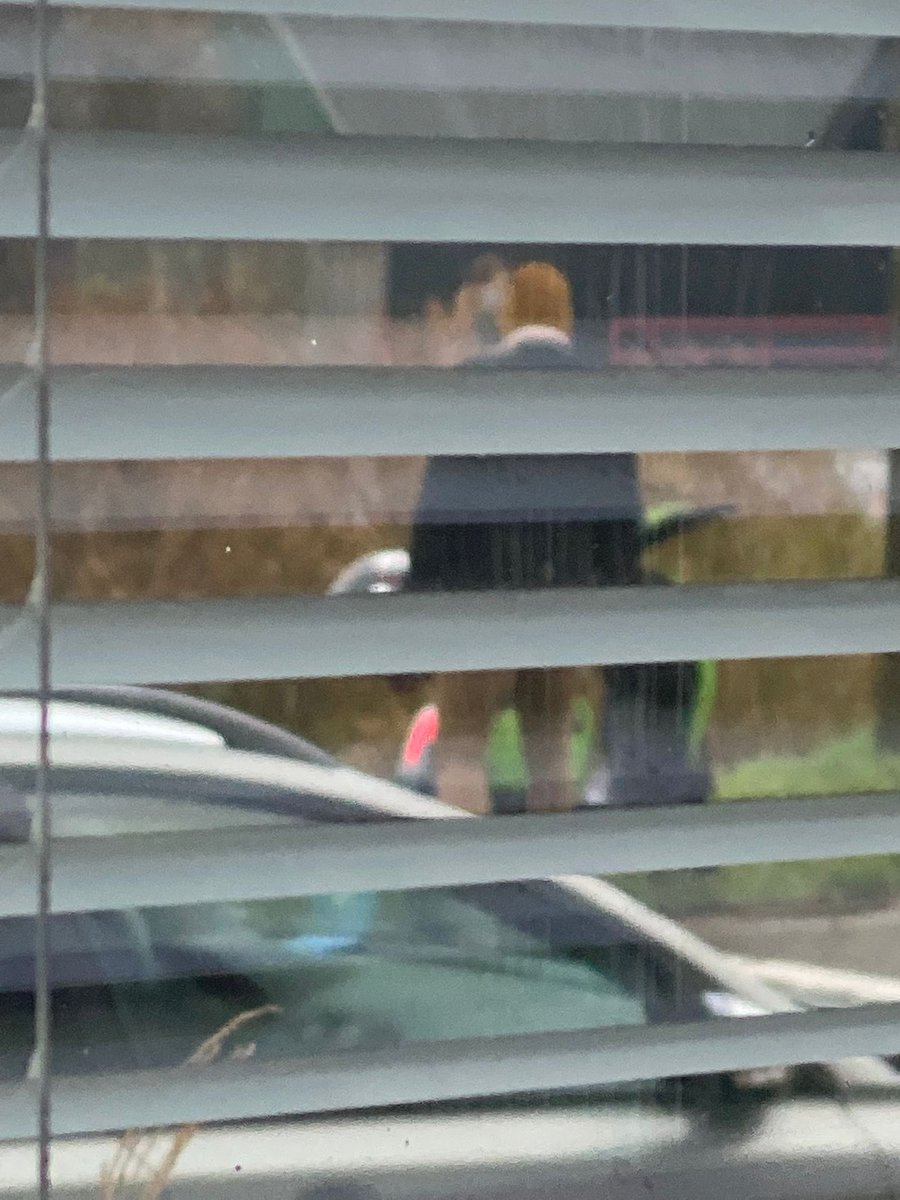 Jurjen16's tweet photo. Het meerdere malen waarschuwen van de gebruiker door @gosharingoff bleek zinloos. Om 09.42 werd jullie verdienmodel (scooter) weer door een werknemer van bedrijf aan de andere kant van de straat geparkeerd. Om 18.30 stond hij er nog @Lansingerland bent u er nog? https://t.co/kTMo3DbrAu