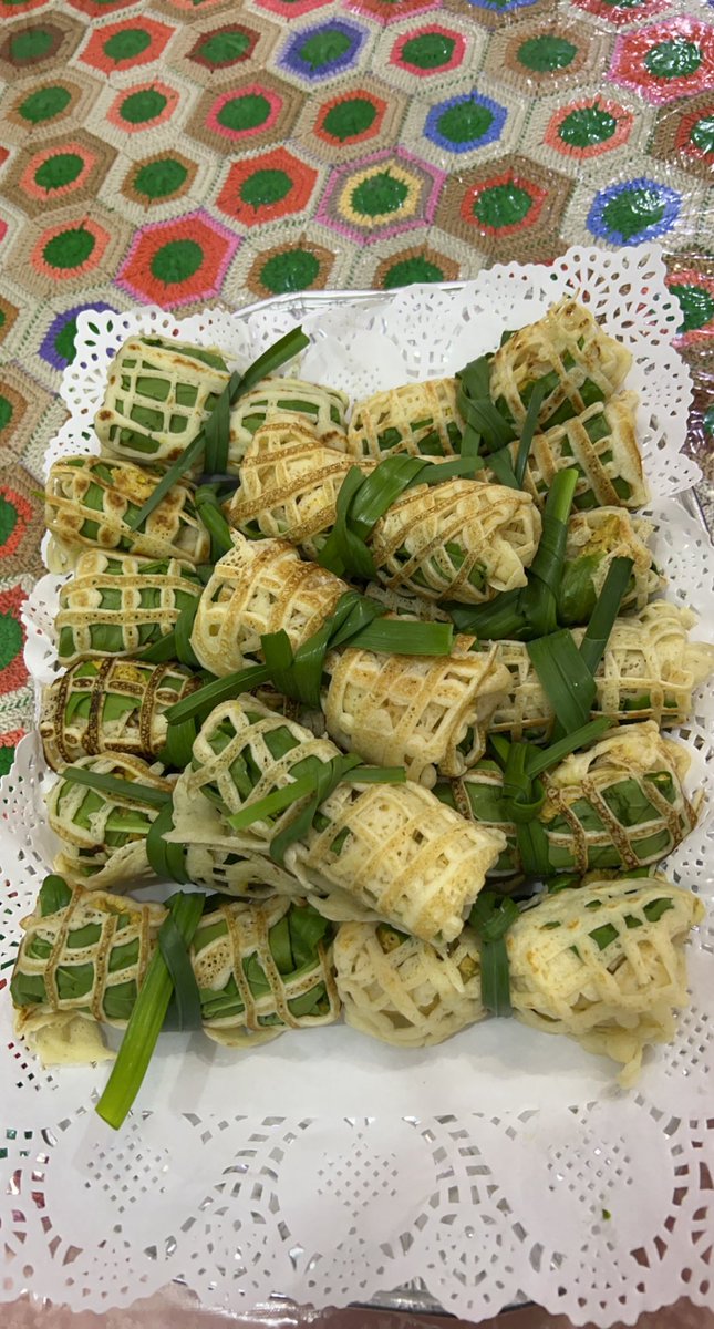 فطائر الشبكة محشوة دجاج وجرجير بالخلطة الخاصة ملفوفة باوراق الكراث