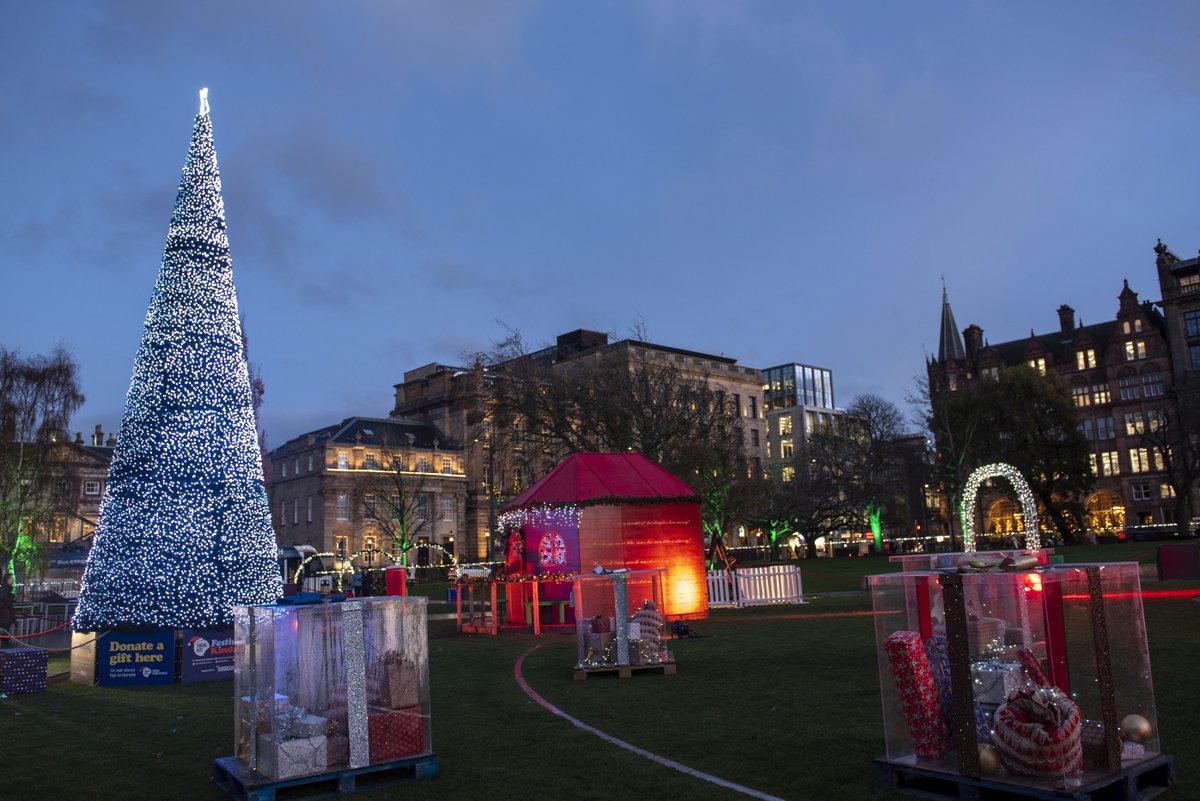 SocialBite_'s tweet photo. Happy St Andrew's Day π΄σ §σ ’σ ³σ £σ ΄σ Ώ if you're in Edinburgh you can stop by our #TreeOfKindness in St Andrew Square to drop off a gift or tap to donate a Christmas dinner for someone who is homeless this festive season π
Thanks to our friends @EssentialEdin for hosting us again! https://t.co/bneZCD56U0