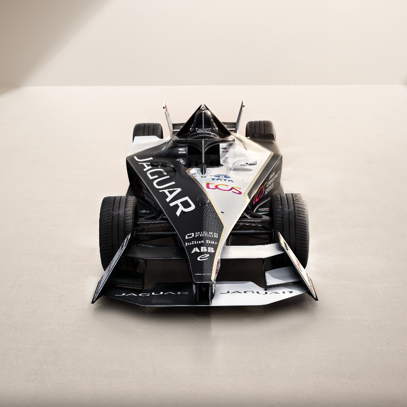 FIAFormulaE's tweet photo. The first asymmetric livery Formula E has ever seen 🤯

Presenting the @JaguarRacing I-TYPE 6  ⚫⚪