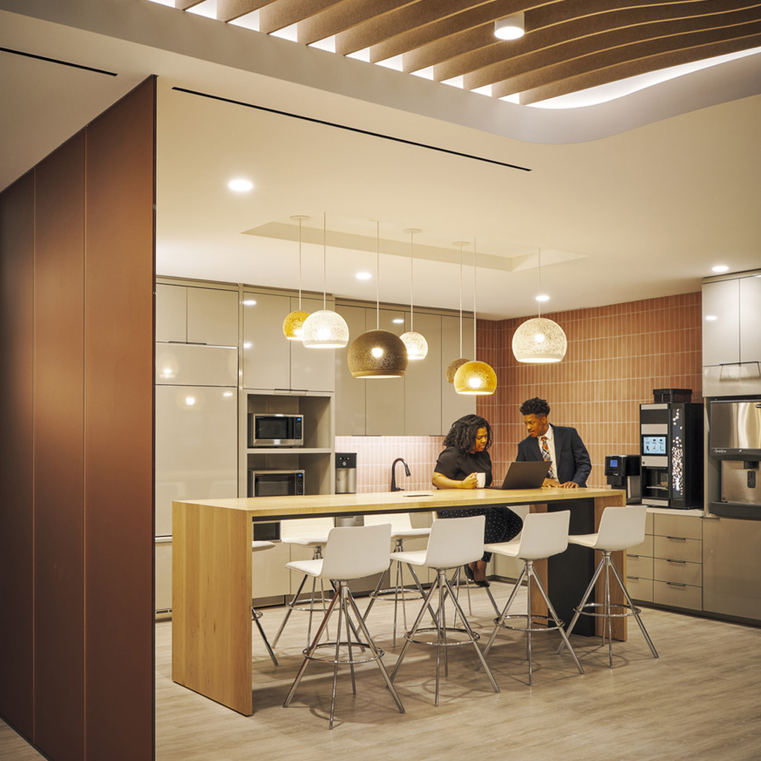 Relax, collaborate, unwind. Workspaces that incorporate a breakout area, or canteen, allow for easy collaboration and the generation of new ideas. High seating such as Flex stools offer a multipurpose solution for these areas. Discover the project.ow.ly/zCb550LRmvB