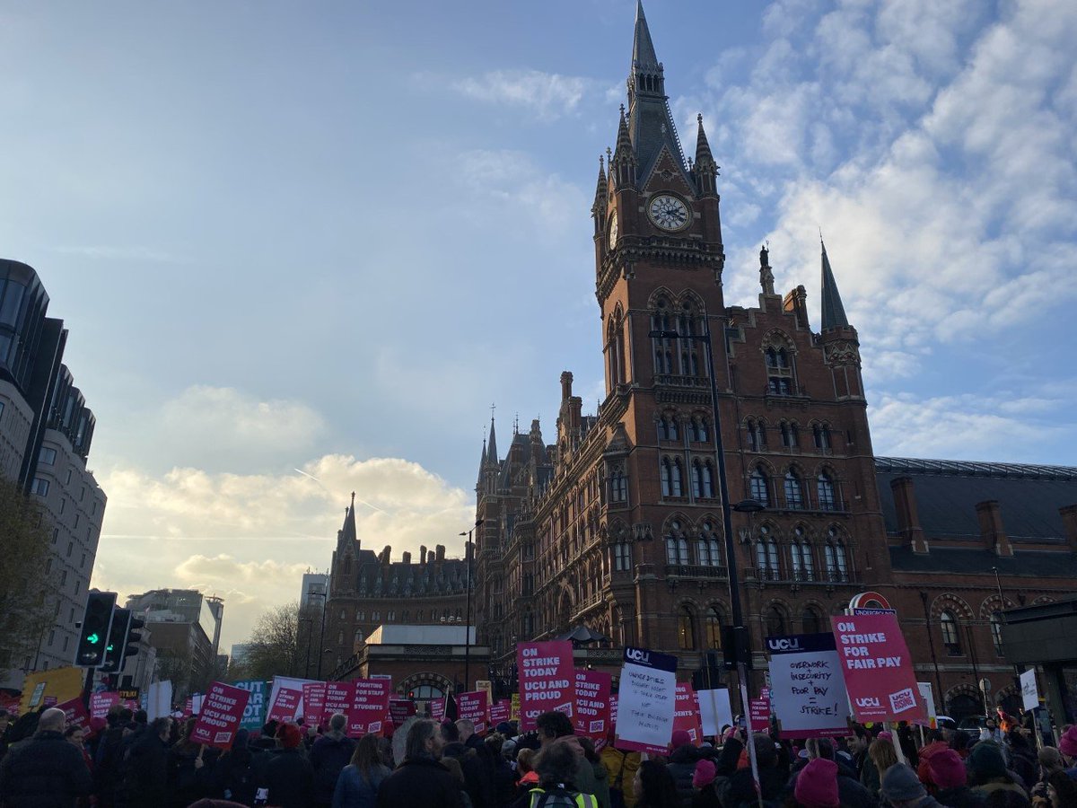 ReadingUCU's tweet photo. @ReadingUCU at the @UCU rally! ✊

Great speeches @nusuk @DaveWardGS @RMTunion @jeremycorbyn @DrJoGrady @NEUReading @unisontheunion https://t.co/QXFQOByAJ5