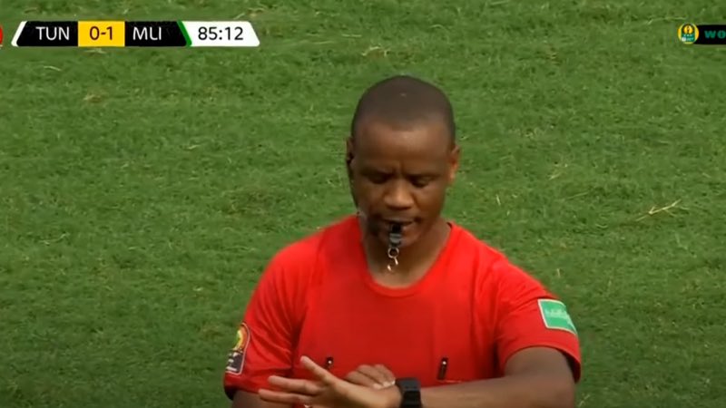 TimickDF's tweet photo. Seul cet homme peut arrêter un match avant #TF1.
#FRATUN #mercitf1 #CoupeDuMonde https://t.co/OhCuzD1uEK
