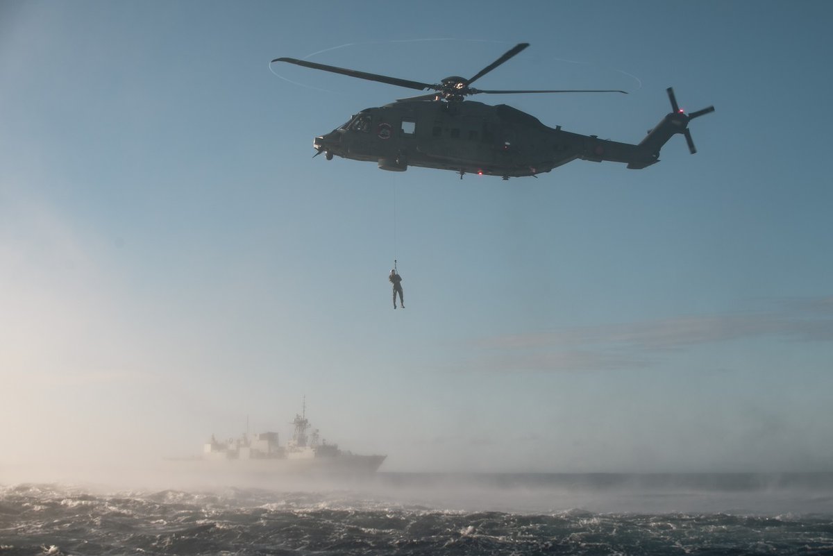 Le @NCSMWinnipeg et son CH-148 Cyclone effectuent un entraînement conjoint à haut niveau de préparation dans le cadre de l'#OpPROJECTION dans l'#IndoPacifique. Et la météo n'aurait pas pu être meilleure ! 📸Mat1 Gonzalez @MarineRoyaleCan @RCAF_ARC