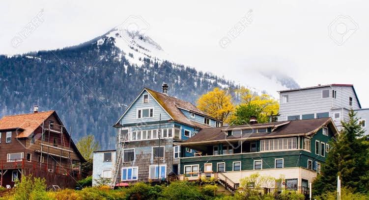 malu_filgueiras's tweet photo. E essa noite que eu sonhei q tinha ido pro ALASKA?????? Numa trip tipo uma tour musical, provavelmente da @SrKayo pq o Gute e os meninos todos estavam kkkkkkkkkkk e o lugar q ficamos hospedados era uma casinha de madeira tipo essas aí, na beira da montanha https://t.co/0zHSYkQt5w