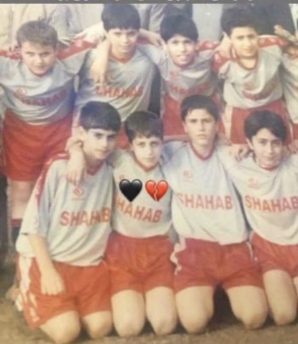 ZahraAbdi1396's tweet photo. #مهران_سماک همبازی سعید عزت‌اللهی بود(کودکی که درست بالای سر مهران ایستاده است)
سعدی می‌گوید:دو‌برادر یکی خدمت سلطان کردی و دیگری به زور بازو نان خوردی.
یکی نامش مهران،دیشب به جرم بوق‌زدن در ماشینش کشته شد و دیگری نامش سعید و دیشب برای باخت تیم ج.ا در قطر اشک می‌ریخت #مهسا_امینی https://t.co/gb2tih4DVu