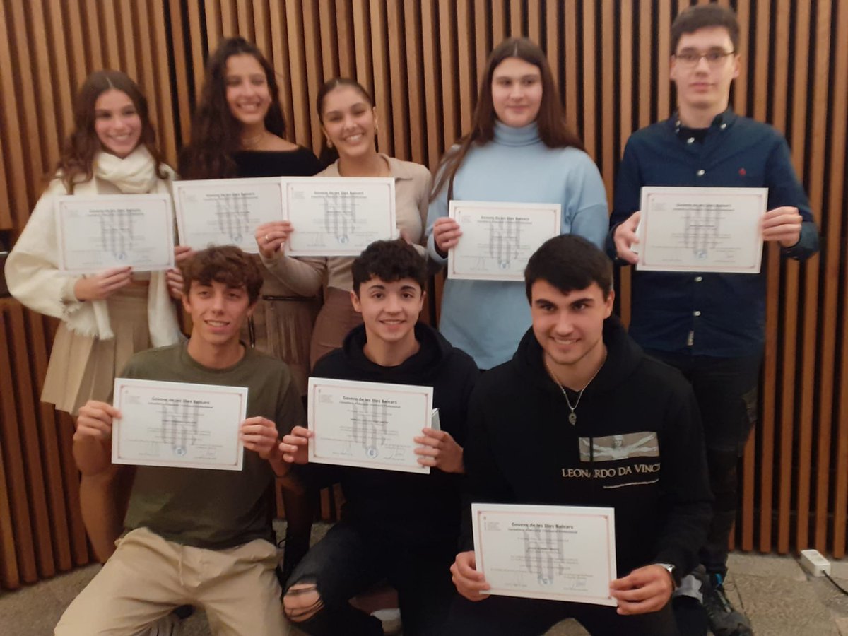 Avui s'han lliutat els Premis a l'esforç personal i al rendiment acadèmic excel•lent a l'alumnat de 4t d'ESO del curs 21-22. Enhorabona a Emma Boned, Marcos Colomar, Caterina Costa, Hugo Fernández, Ángel García, Javier Romero, Luna Sancho y Paula Soria pels seus guardons 👏👏