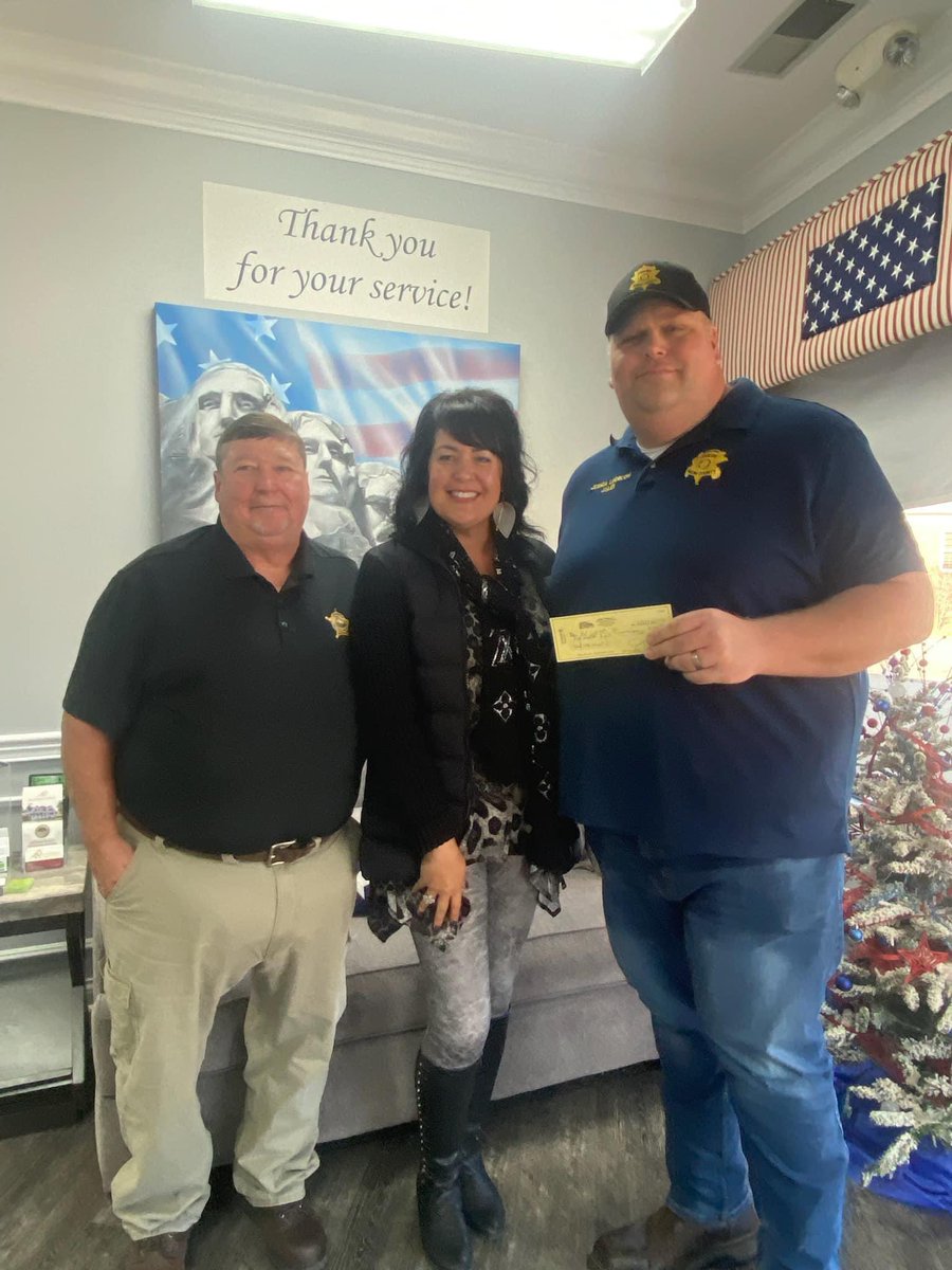 JanetTeam2's tweet photo. Donation to the Elizabethtown Police Department in support of Shop with a Cop 

#shopwithacop #police #elizabethownpolicedepartment #janetteam https://t.co/nAp0IG44g0
