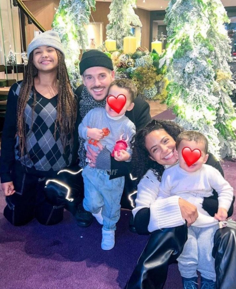 MilianFranceOff's tweet photo. Un petit moment en famille pour la nouvelle photo de Noël à Strasbourg 🇫🇷
#christinamilian #christinamilianfrance #violetmadison #VioletMilian #mattpokorareplay #MattPokora #strasbourg #familymilian #famille #family #Noël #marchedenoel #IsaiahTota #Kennatota https://t.co/swKkxVi4VP