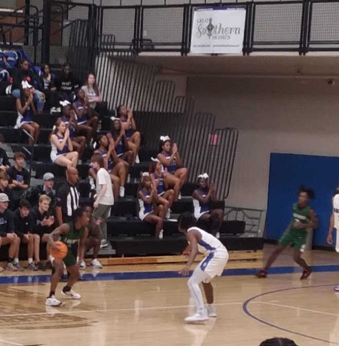 MetroCommandos's tweet photo. Last night it was fun to watch 2 of our 2023 guys go head-to-head. Lakewood PG @ArntrezRoss and @DreherHigh SF CJ Kelley. Great game between those 2 schools, always a joy to watch our guys in action! #CommandoLife #WeAllWeGot #family #ourvillage #highschool #CoachLife https://t.co/IQg48nbLbK