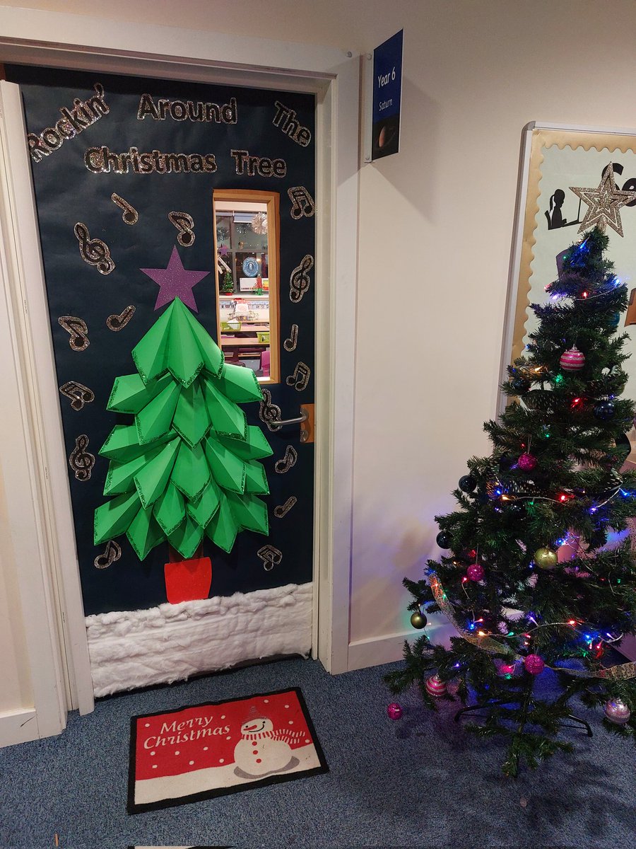 I am really pleased with how my Christmas door turned out this year! The children are going to love the decorations 🎅🏼🎄