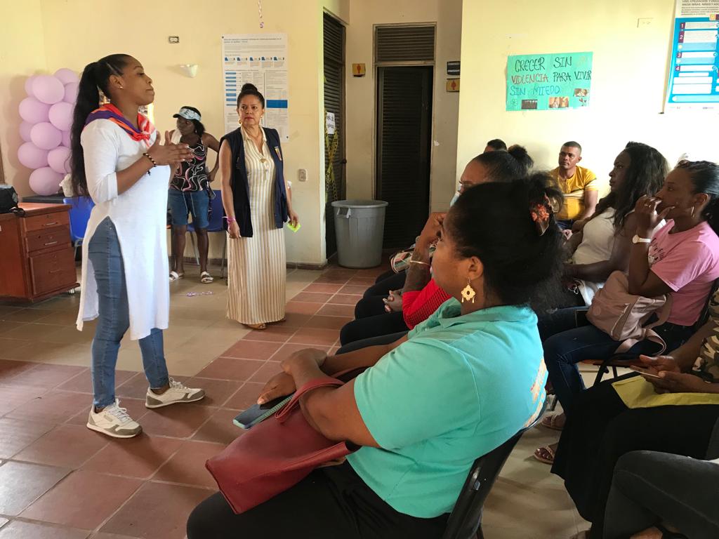 AcnurColombia's tweet photo. 📢 En los #16DíasdeActivismo
El equipo de la Casa de Justicia de Quibdó se pinta de naranja 🧡 y sigue trabajando en la prevención de las violencias contra las mujeres desplazadas y refugiadas a través de #SafeFromTheStart y Colectiva Justicia Mujer, con apoyo de ACNUR
#Únete https://t.co/UBbg0ywnM3