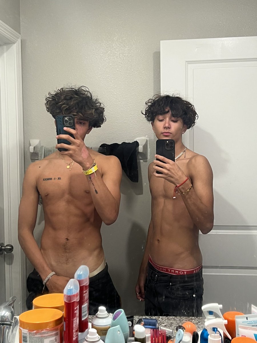 Marioisyours's tweet photo. would you shower with us? https://t.co/UeLKIKemyi