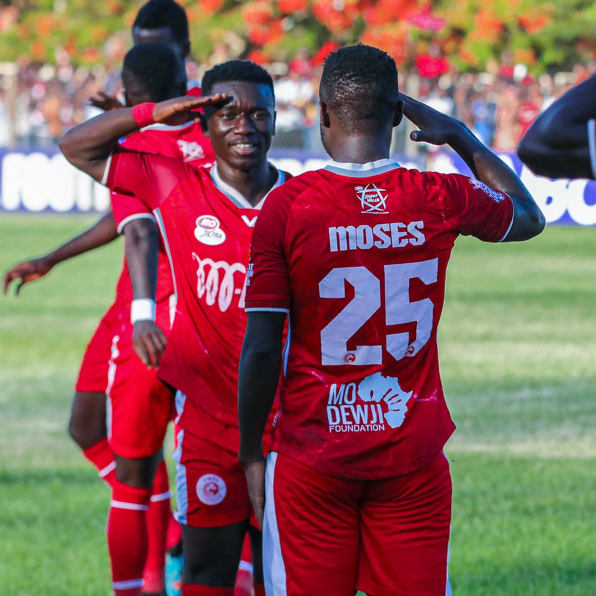 SimbaSCTanzania's tweet image. 🫡 Heshima kwa kiongozi wa mabao.

#NguvuMoja