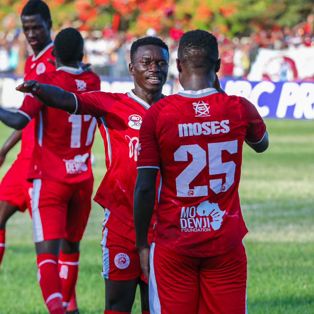 SimbaSCTanzania's tweet image. 🫡 Heshima kwa kiongozi wa mabao.

#NguvuMoja