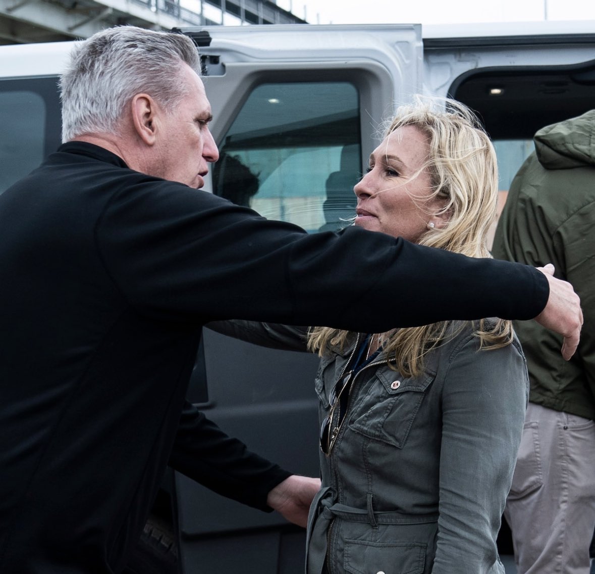 TheGoodLiars's tweet image. Here’s a picture of Kevin McCarthy hugging a woman who said the Las Vegas mass shooting was a false flag.