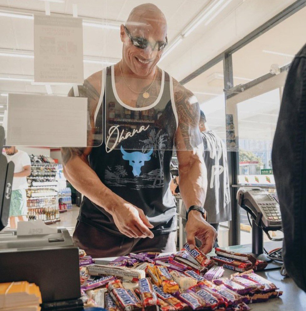 Dwayne 'The Rock' Johnson returns to his hometown 7-Eleven and buys every snickers bar to pay back for all the ones he stole as a kid lindaikejisblog.com/2022/11/dwayne…
