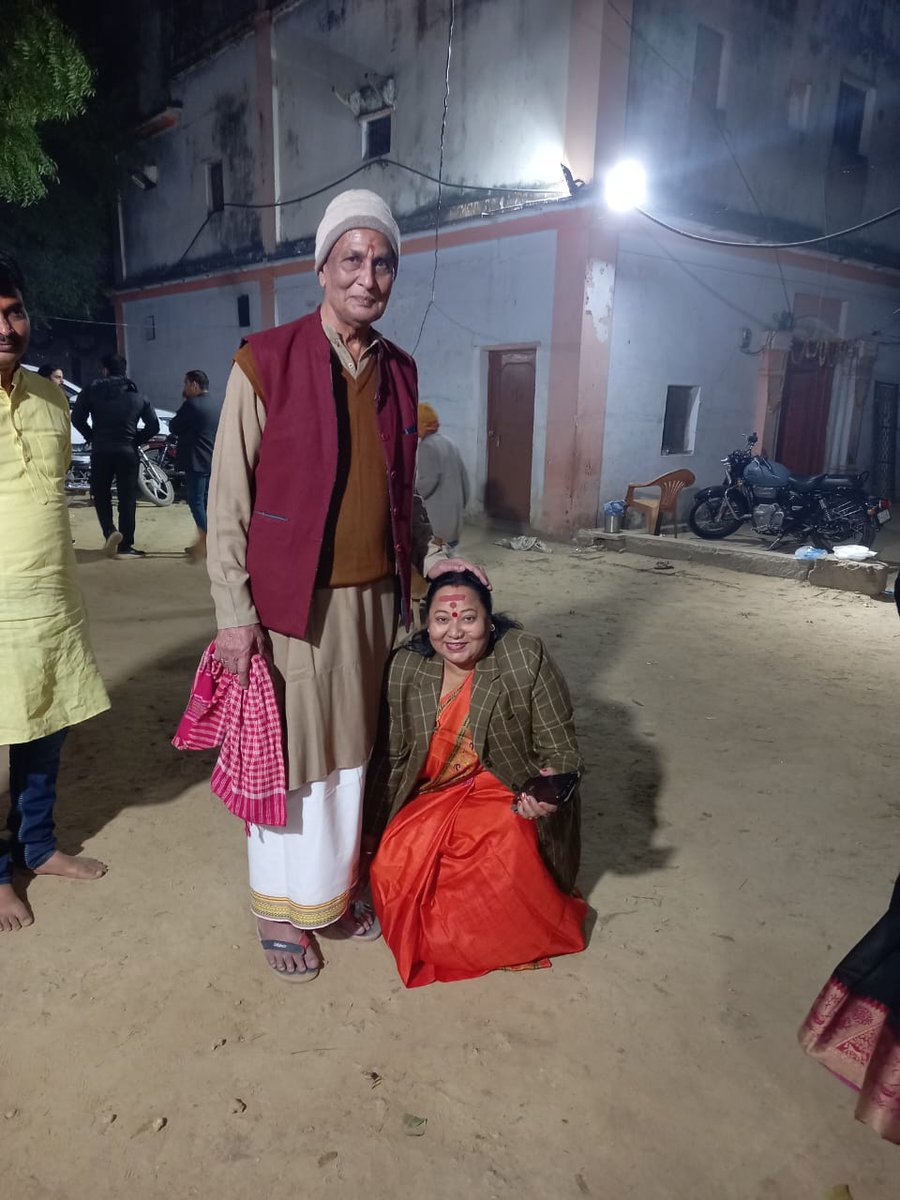 sumansharmasp's tweet photo. आज वैदिक सेवा ट्रस्ट के महासचिव राकेश दुबे जी के पैतृक आवाज ग्राम ग्राम भोरापुर पोस्ट खमरिया में आयोजित रामचरितमानस पाठ के समापन पर आयोजित भोज कार्यक्रम में उपस्थित रही।
 इस अवसर पर जगतगुरु स्वामी शारदानंद सरस्वती जी महाराज का आशीर्वाद प्राप्त हुआ। https://t.co/gRz1OwM0KI