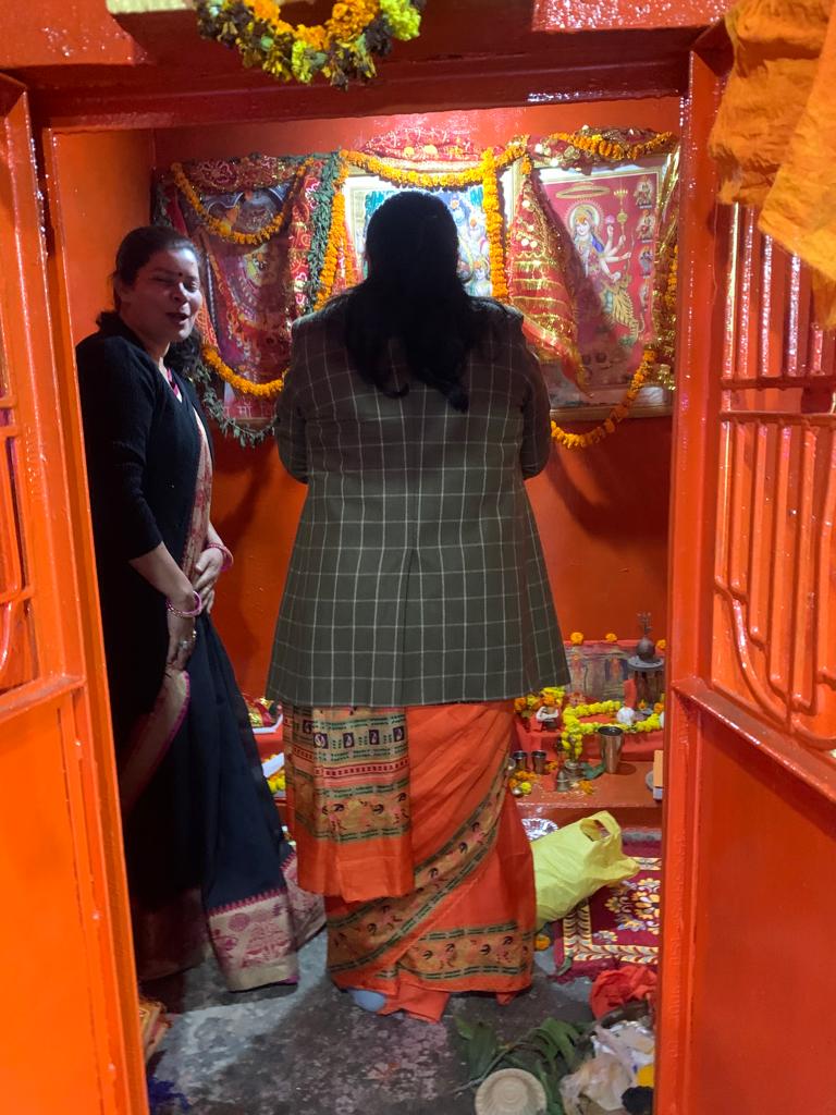 sumansharmasp's tweet photo. आज वैदिक सेवा ट्रस्ट के महासचिव राकेश दुबे जी के पैतृक आवाज ग्राम ग्राम भोरापुर पोस्ट खमरिया में आयोजित रामचरितमानस पाठ के समापन पर आयोजित भोज कार्यक्रम में उपस्थित रही।
 इस अवसर पर जगतगुरु स्वामी शारदानंद सरस्वती जी महाराज का आशीर्वाद प्राप्त हुआ। https://t.co/gRz1OwM0KI
