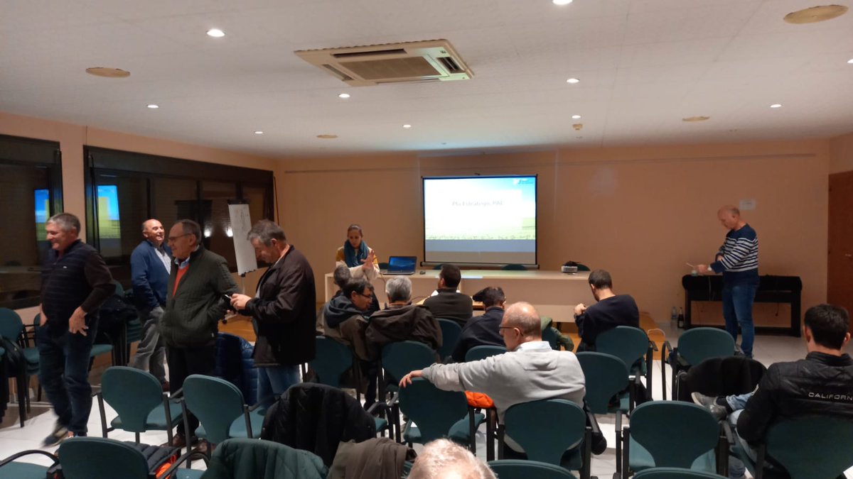 agroxarxa's tweet photo. Just en acabar assamblea de socis de l'ADV Conreus Herbacis Sostenibles, iniciem una xerrada dels canvis de la PAC a Calaf. #novaPAC https://t.co/7ad1qmBtSF