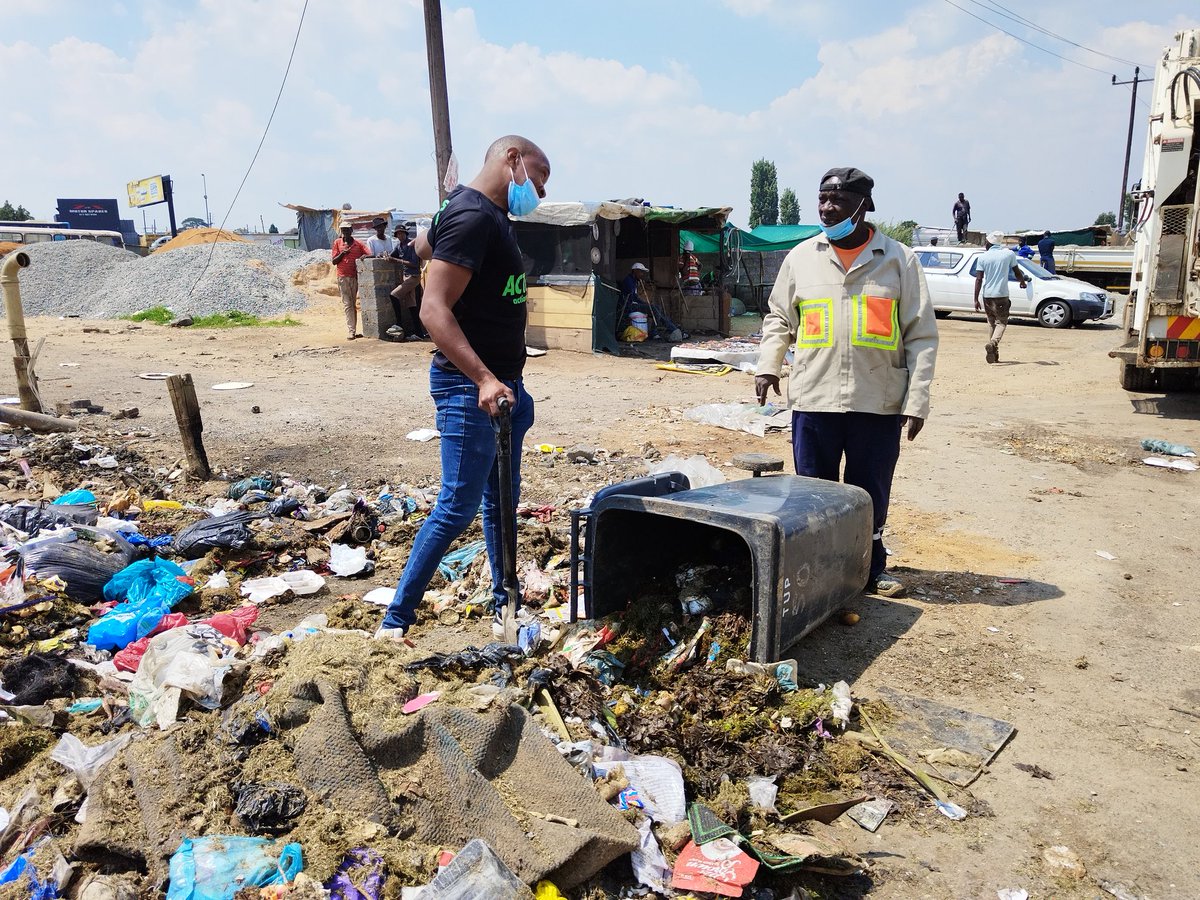 PapaJeanny2015's tweet photo. "Efficiency is doing the thing right. Effectiveness is doing the right thing....Today we joined hands with the community of Ivory Park Ward 79 on a #Aresebetseng clean up campaign💚💚💚💚
#LetsFixSA
#CleanCity https://t.co/oeLQLVReg0