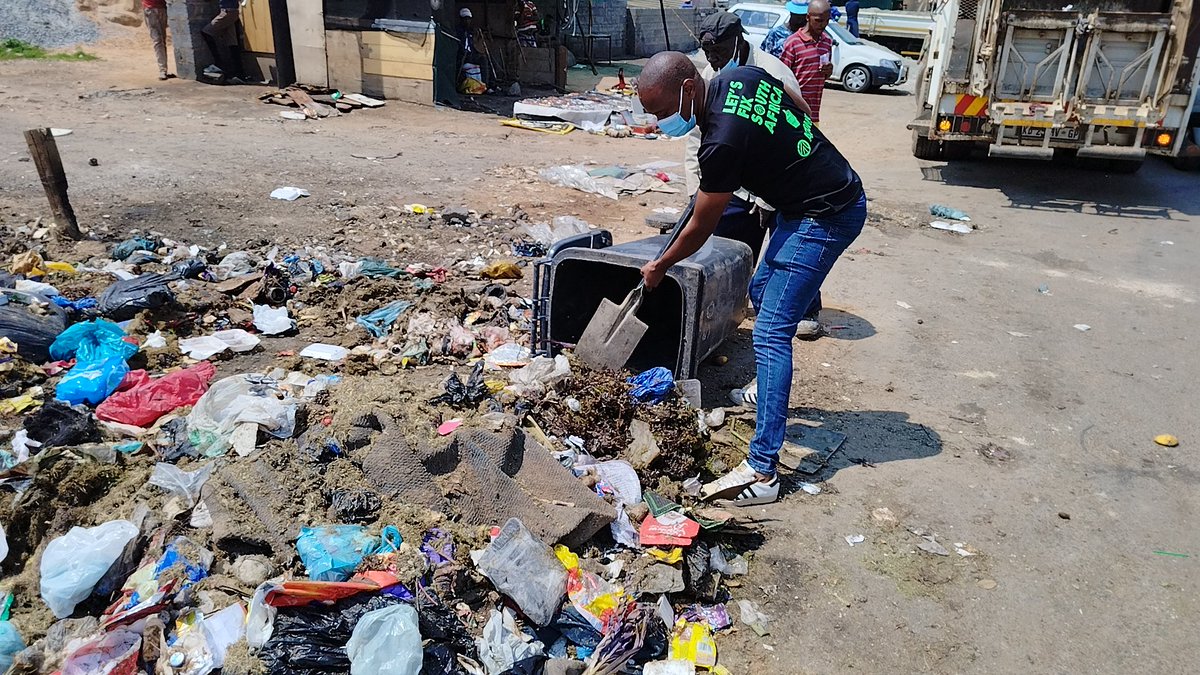 PapaJeanny2015's tweet photo. "Efficiency is doing the thing right. Effectiveness is doing the right thing....Today we joined hands with the community of Ivory Park Ward 79 on a #Aresebetseng clean up campaign💚💚💚💚
#LetsFixSA
#CleanCity https://t.co/oeLQLVReg0