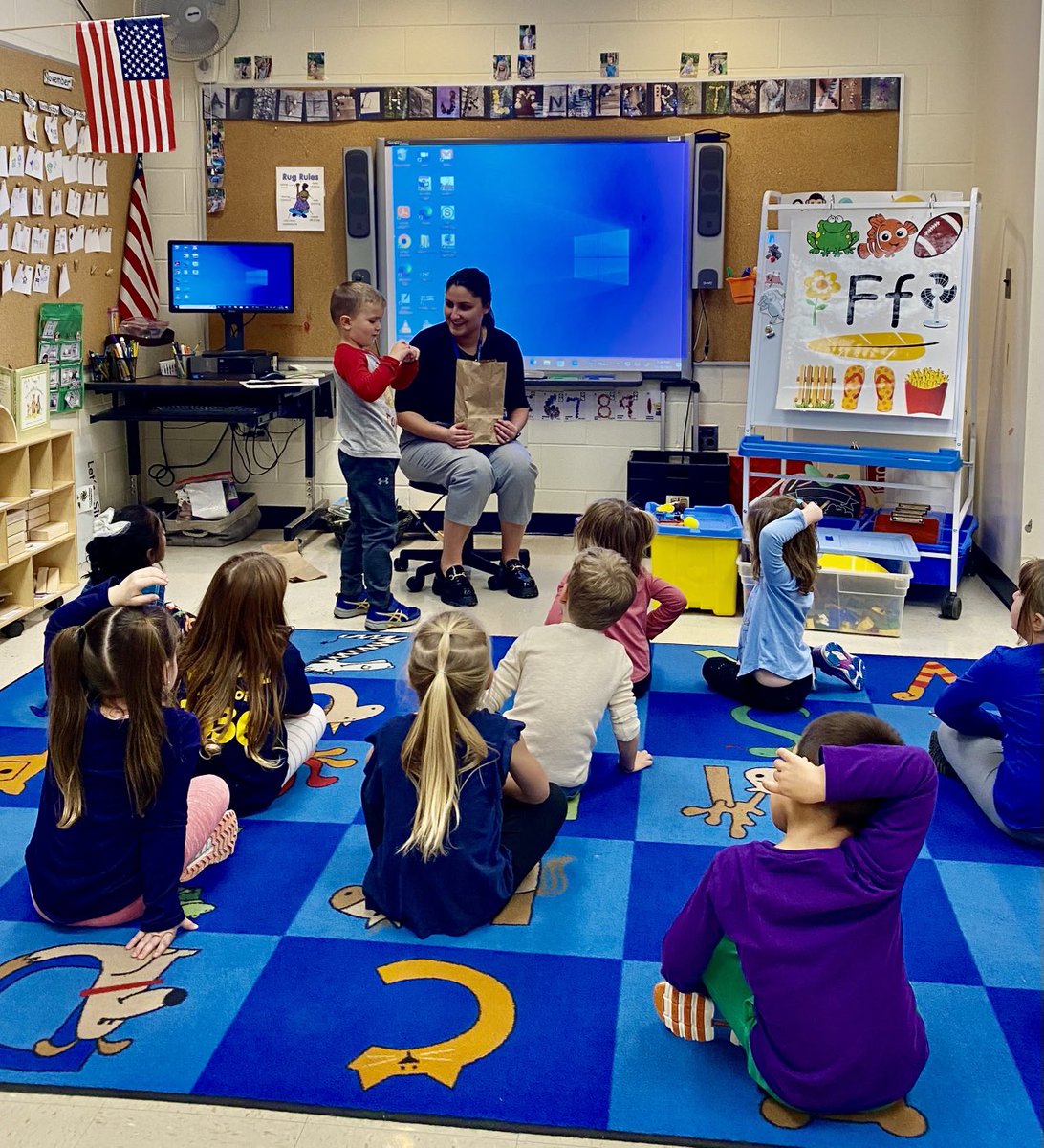 MrsZ_uccala's tweet image. We had so much fun learning with Dr. Santry the proper way to make the /F/ sound! #Teachingforunderstanding @Hubbard_School