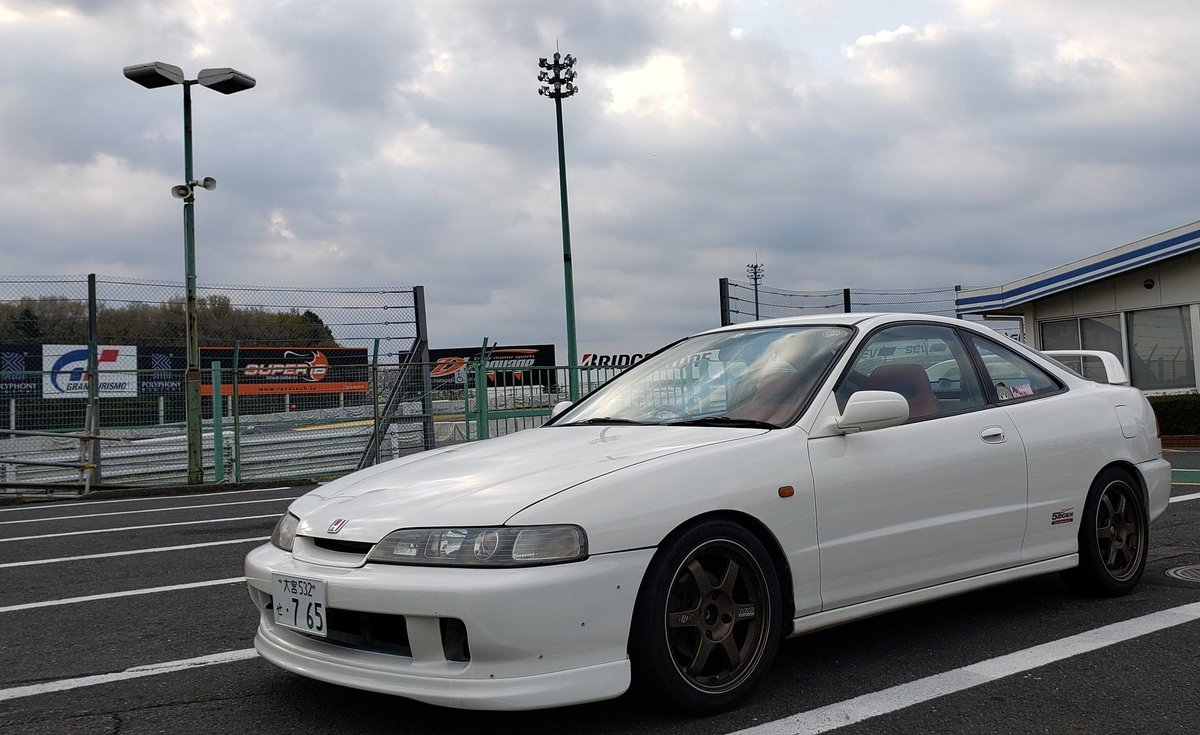 gripenE_9393's tweet photo. これから免許取ってDC2に乗りたい子達へ

･値上がり激しいから早く買え
･意外なことに壊れないぞ
･意外なことにパーツはなんとかなるぞ("今は")
･意外と乗りやすいぞ
･今となっては96も98も00も関係ないぞ
・4H114.3も5H114.3も16インチに人権はないぞ
・走行距離は気にすんな
・潰すな　殺すぞ https://t.co/ImJAE97ciw