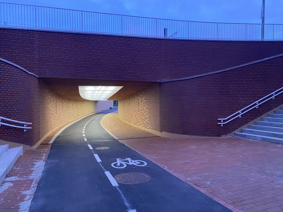 Lækkert anlægsarbejde i Aarhus 😍 Universitetsparkens ikoniske gule mursten skifter gradvist til røde kommunehospitalssten i tunnellen under Randersvej 👏 🧱