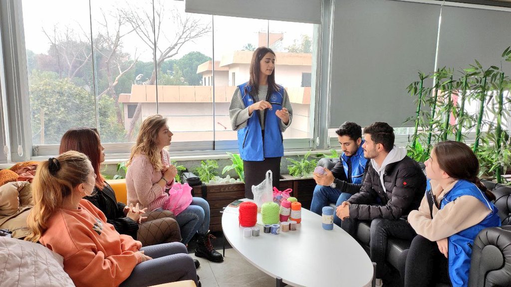 GSB_AydinGM's tweet photo. "Gönüllü Ellerden Miniklere Hediyeler" projemiz kapsamında farklı bölümlerde okuyan gönüllü gençlerimiz bir araya gelip renkli anahtarlıklar ve taçlar yaparak köy okulu ziyaretlerinde öğrencilere hediye edecekler.🎁🎀📦🛍️
#GSB_AydinGM #GençOfis #GönüllüEllerdenMiniklereHediyeler https://t.co/KP2DZxCktA