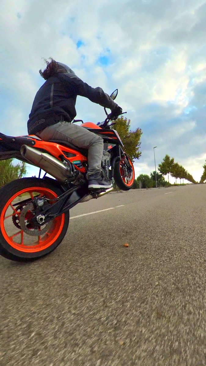 GawlBeast's tweet photo. @KTM_Racing @BradBinder_33 @MotoGP Yes, that count! 
✌🏼😁 https://t.co/O9xO2yXwBx
