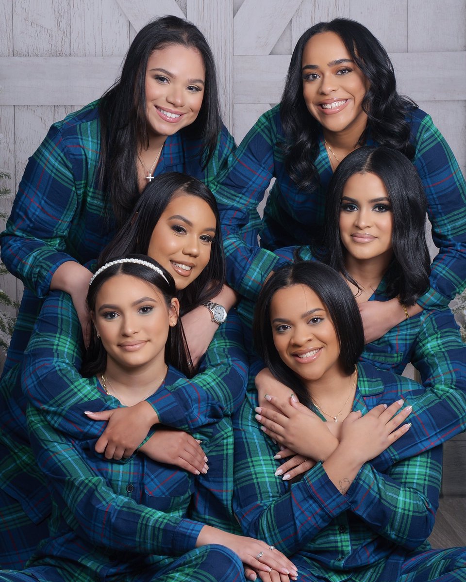 julissagarciaxo's tweet photo. The group chat decided to do a photoshoot 😂 Happy Holidays 🫶🏽 https://t.co/O4s7i4tVc1