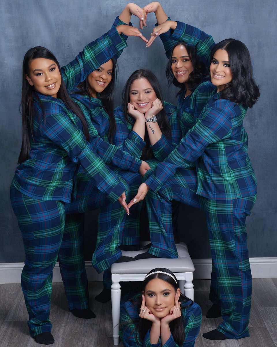 The group chat decided to do a photoshoot 😂 Happy Holidays 🫶🏽