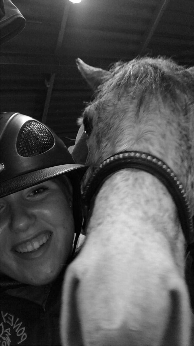 MargotLeduc's tweet photo. Mon dernier concours poney 🥺 https://t.co/rdPOK6yxAR