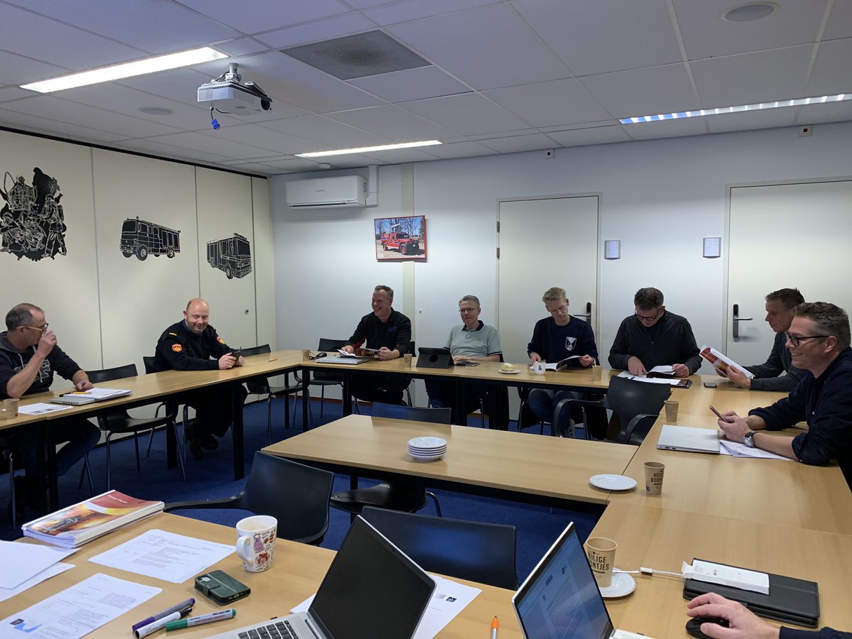 Vanavond laatste sessie (van 12) van de Train de Trainers voor het nieuwe oefenprogramma #BrandweerTwente. Bijscholing op didactiek. Taak van de #instructeur en hoe maak je een goede les? #lerenisleuk