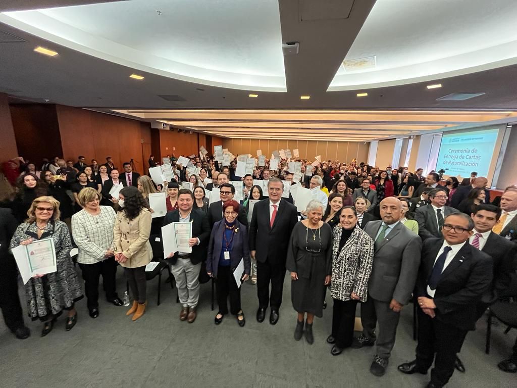 Relaciones Exteriores (@sre_mx) on Twitter photo 📸 En la <a href="/SRE_mx/">Relaciones Exteriores</a>, el canciller <a href="/m_ebrard/">Marcelo Ebrard C.</a> realizó la entrega de las cartas de naturalización que dieron la bienvenida a las nuevas mexicanas y mexicanos a su ciudadanía:
«Bienvenidas y bienvenidos a su nacionalidad mexicana. Les recibimos con los brazos abiertos».
🇲🇽 📸 En la <a href="/SRE_mx/">Relaciones Exteriores</a>, el canciller <a href="/m_ebrard/">Marcelo Ebrard C.</a> realizó la entrega de las cartas de naturalización que dieron la bienvenida a las nuevas mexicanas y mexicanos a su ciudadanía:
«Bienvenidas y bienvenidos a su nacionalidad mexicana. Les recibimos con los brazos abiertos».
🇲🇽
