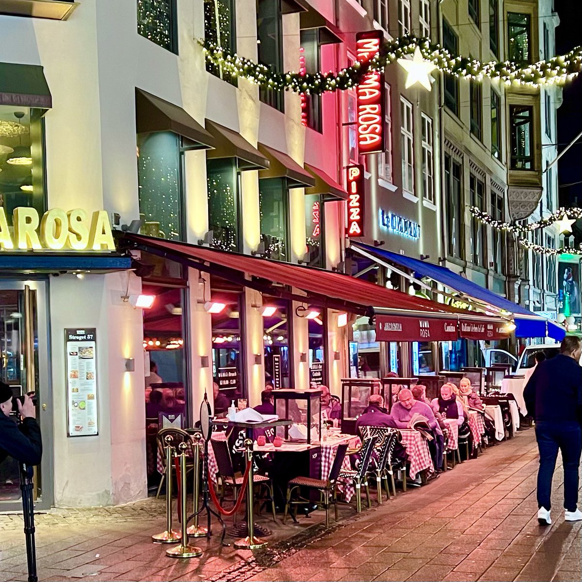 "Der Heizpilz darf nicht sterben!" 
Draußen italienisch essen bei 3 Grad und Regen - zumindest in #Kopenhagen ist das kein Problem. Auch vor vielen anderen Lokalen sitzen Leute im Freien. 🥴