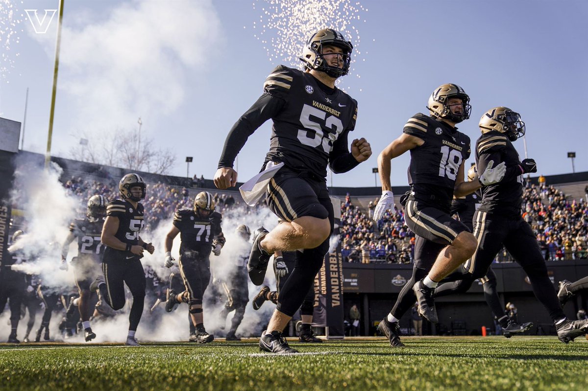 hpiercecate's tweet photo. Year 1 in the books ⚓️⬇️🖤 https://t.co/EeiNShtDT2