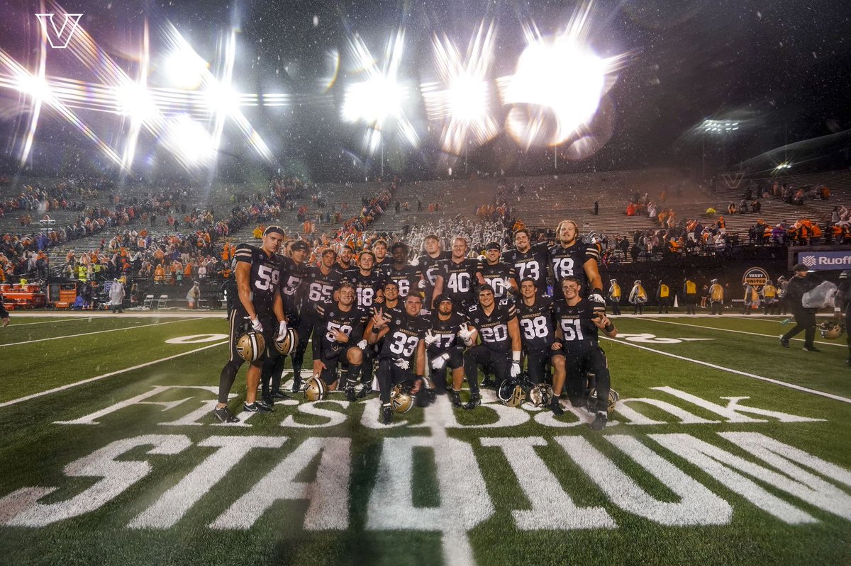 hpiercecate's tweet photo. Year 1 in the books ⚓️⬇️🖤 https://t.co/EeiNShtDT2