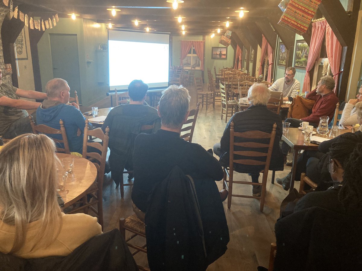 Het lijkt nog ver weg, maar Pinksteren 2024 is vanavond al begonnen. Eerste bijeenkomst over 450 jaar  Pinksterdrie op de Schans, onder leiding van de immer bezielde <a href="/BHusslage/">Bas Husslage</a>.