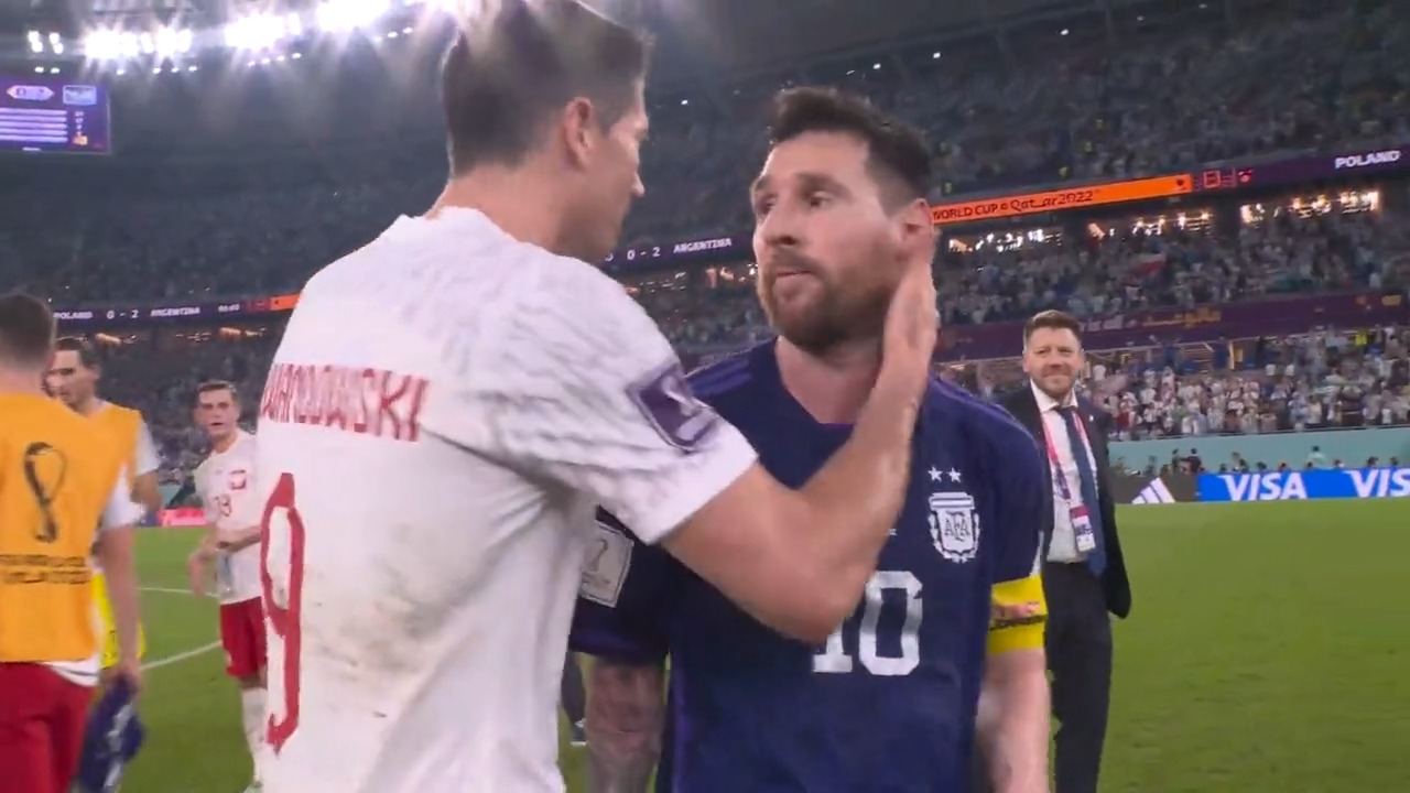 fox-soccer-on-twitter-messi-and-lewandowski-share-a-moment-after-both