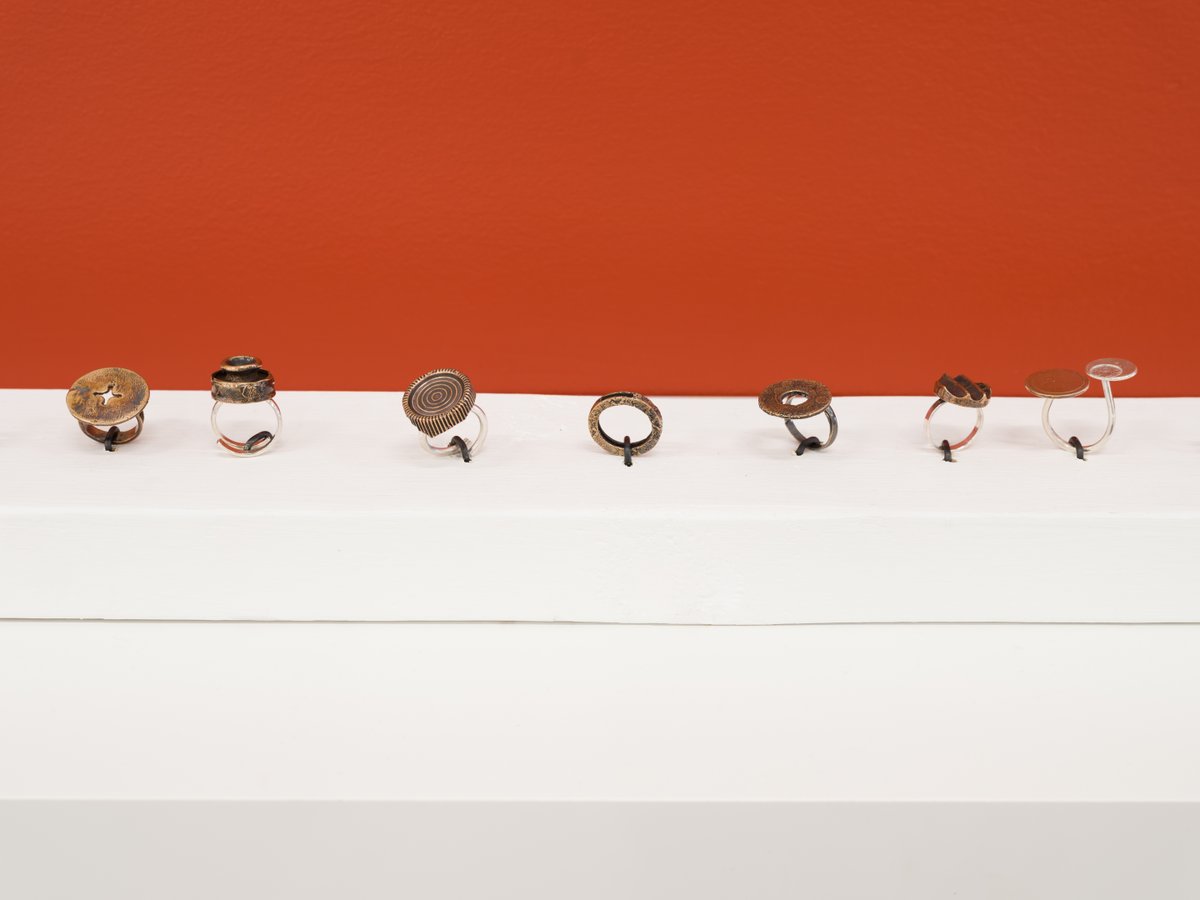 #JesseGray's art practice looks at waste accumulation and explores the underlying histories specific to human-made objects. She collects and reworks fragmented found materials, and works extensively with bronze casting.

More at burrardarts.org/exhibit/the-ma…