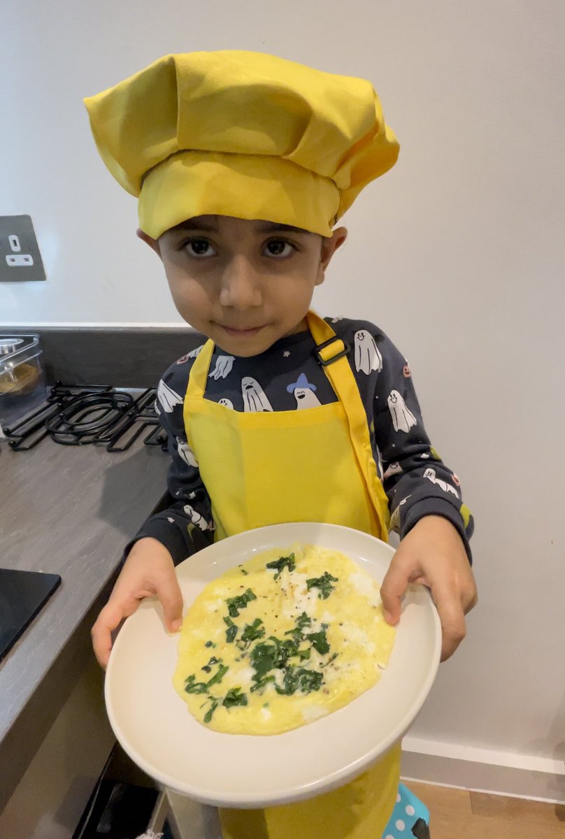 DebopriaM's tweet photo. @Mr_Chadda @winston_way #WWAMasterchef #WWA 
Here’s our little 👨‍🍳 Kiyaan (RMO) making spinach omelette, one of his favourite breakfasts (with mommy’s help) . This is rich in protein and daily dose of greens 🤗 https://t.co/7zV4tD4ybH