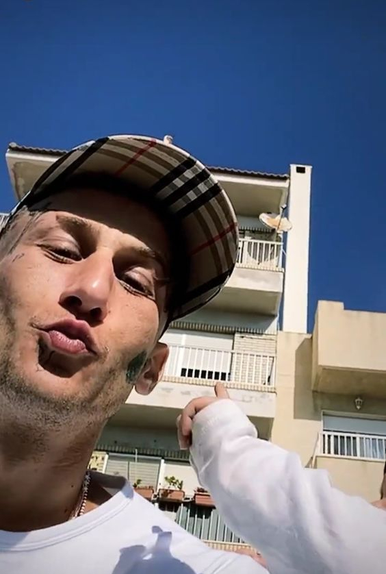 un besito pa todas las esquizofrenicas k les ha salido yung beef kmo 1r artista mas escuchado